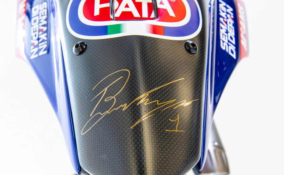 Limited Edition Replica des Yamaha R1 Weltmeister-Motorrads von Toprak Razgatlioglu wird Öffentlichkeit vorgestellt Bild 2: Limited Edition Replica des Yamaha R1 Weltmeister-Motorrads von Toprak Razgatlioglu wird Öffentlichkeit vorgestellt