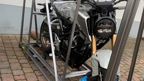 Neue Lieferung: Africa Twin Adventure Sports und CB125R. Beide Fahrzeuge sind verfügbar