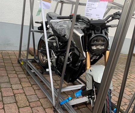 Neue Lieferung: Africa Twin Adventure Sports und CB125R. Beide Fahrzeuge sind verfügbar