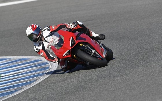 Martin Bauer testet die neue Ducati Panigale V4 S in Jerez! - Bild 2 Martin Bauer testet die neue Ducati Panigale V4 S in Jerez! - Bild 2