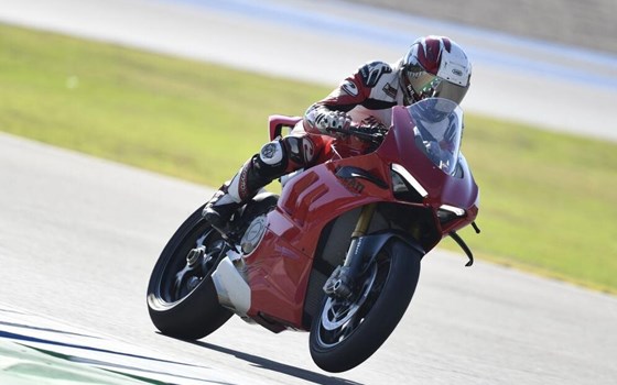 Martin Bauer testet die neue Ducati Panigale V4 S in Jerez! - Bild 1 Martin Bauer testet die neue Ducati Panigale V4 S in Jerez! - Bild 1