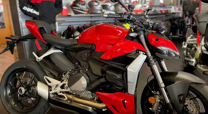 Jetzt bei uns !! NEW Streetfighter V2 und MULTISTRADA V4 Pikes Peak