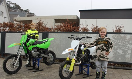 Zwei junge Motocrosser starten durch!