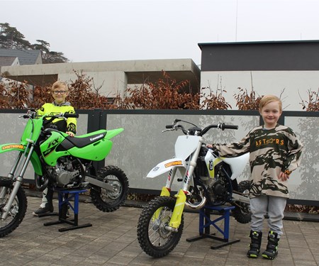 Zwei junge Motocrosser starten durch! Zwei junge Motocrosser starten durch!