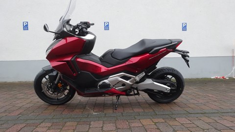 Forza750 verfügbar in rot