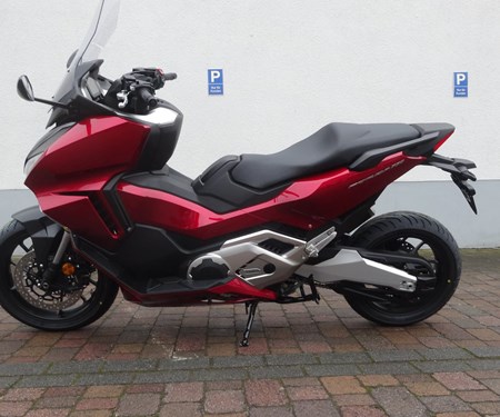 Forza750 verfügbar in rot