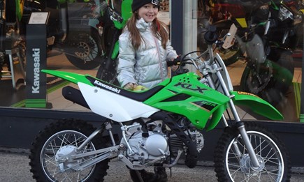 Junge Dame ist bereit für den MX-Sport!!