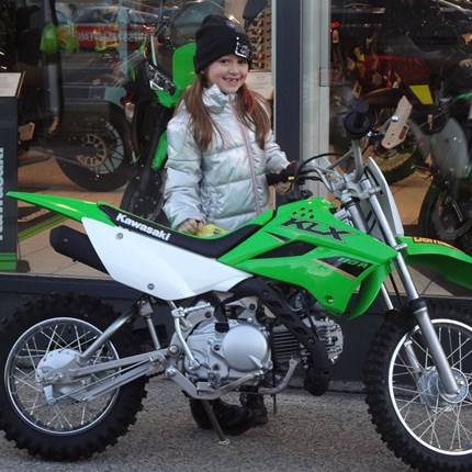 Junge Dame ist bereit für den MX-Sport!! 
Motocross fahren ist nicht nur den Burschen vorbehalten. Zoe zeigt mit ihrer neuen Kawasaki KLX 110 dass auch die Mädels in  ... Weiter >>