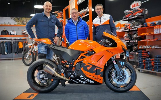 Übergabe KTM RC 8C - Bild 1 Übergabe KTM RC 8C - Bild 1