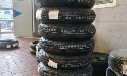 Motorradreifen gibt es viele Verschiedene..