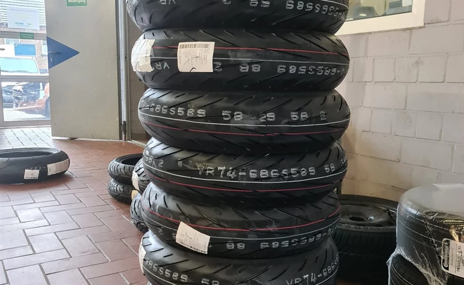 Motorradreifen gibt es viele Verschiedene.. Bild 1: Motorradreifen gibt es viele Verschiedene..
