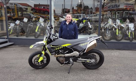 Immer dran denken: Gummierte Seite nach unten, lackierte Seite nach oben!