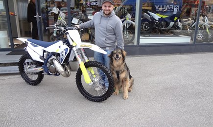 Der Auspuff dröhnt, der Kolben schreit, Zweitakt für die Ewigkeit.