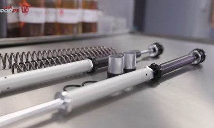 Suzuki SV650 wird zur Rennmaschine! 1000PS Racelab optimiert das Kosteneffiziente Motorrad!