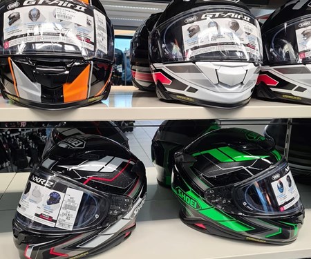 Unser Helmregal ist jetzt voll bestückt!