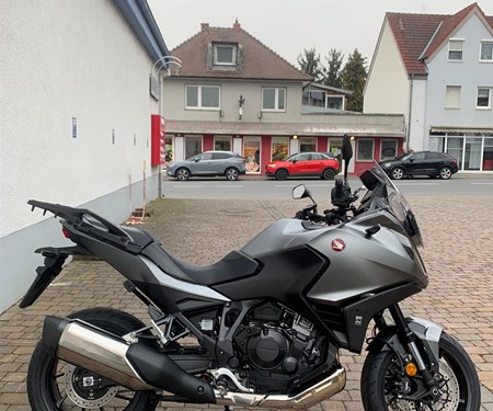 NT1100 in Matte iridium grey metallic mit Scottoiler und abgepolsterter Sitzbank 