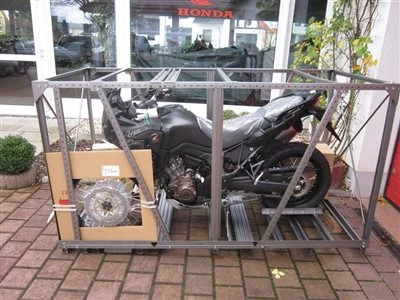 Die ersten  Africa Twin beim Team Schlieter sind da !!!  (bitte nicht weitersagen)                Der Reisebericht, ein Jahr mit der AT durch Südamerika!  Bild 1: Die ersten  Africa Twin beim Team Schlieter sind da !!!  (bitte nicht weitersagen)                Der Reisebericht, ein Jahr mit der AT durch Südamerika!