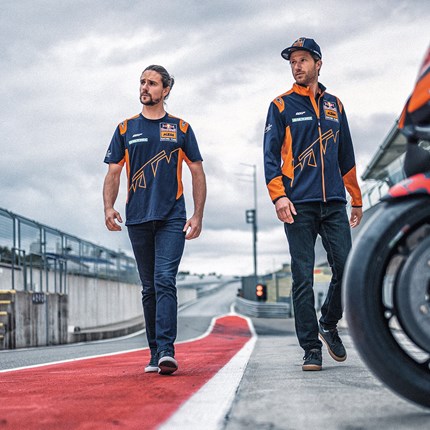 Die neueste KTM REPLICA TEAM WEAR COLLECTION jetzt bei KTM Walzer 
KTM Power Wear – Mit der neuesten KTM REPLICA TEAM WEAR COLLECTION können KTM-Fans auf der ganzen Welt Teil der orangefarben ... Weiter >>