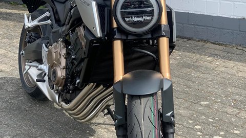 CB650R Modell 2022 mit Quickshifter, Windschild und Honda-Tankpad 