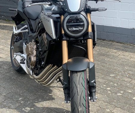 CB650R Modell 2022 mit Quickshifter, Windschild und Honda-Tankpad 