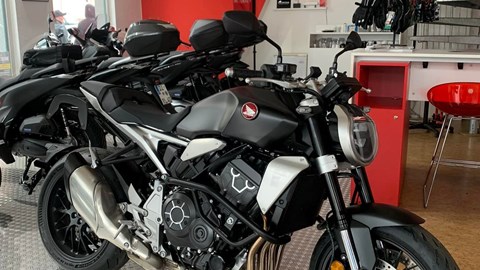 CB1000R mit Schutzbügeln von SW-Motech und C-Bow Kofferträgern von Hepco&Becker