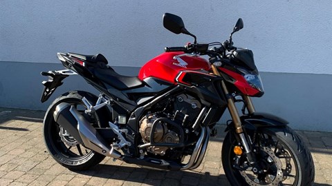 HONDA CB500F Modell 2022 mit Tieferlegung und Motorschutzbügeln
