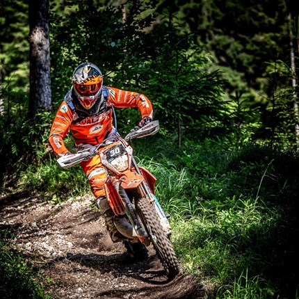 Dust, Struggle & Glory beim Enduro ÖM Rennen in Türnitz. 
Dust, Struggle & Glory beim Enduro ÖM Rennen in Türnitz.
Walter Feichtinger baut mit P2 seine Meisterschaftsführung weiter  ... Weiter >>