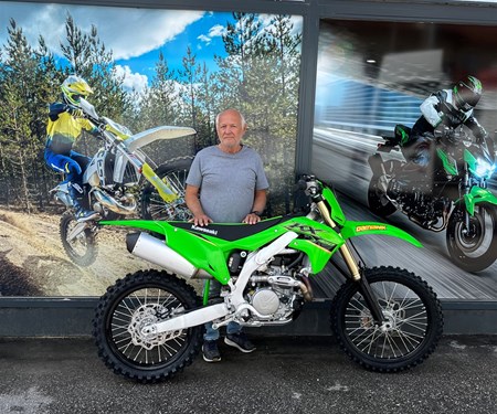 Heinz und seine neue KX 450 sind startklar! Heinz und seine neue KX 450 sind startklar!