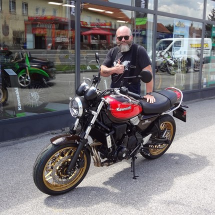 Mein Zylinder rasselt nicht. Nein, er spielt mir das Lied vom Tod! 
In Zukunft kann Klaus zu seinen Auftritten mit seiner Kawasaki Z 650 RS 50th anniversary brausen! Wir wünschen mit der "Schö ... Weiter >>