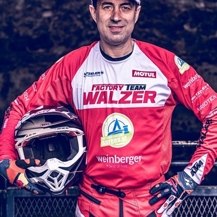 Erfolgreiches Wochenende für die KTM Walzer Piloten bei der Enduro WM in Italien und dem Classic Enduro in Zschopau / Deutschland! 
Erfolgreiches Wochenende für die KTM Walzer Piloten bei der Enduro WM in Italien und dem Classic Enduro in Zschopau / Deutsc ... Weiter >>