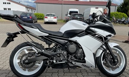 Hier ein schönes Beispiel wie man sein Motorrad zum Hingucker machen kann ,mit ein bischen Farbe und dem richtigen Mechaniker geht das !