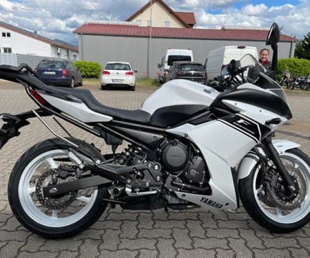 Hier ein schönes Beispiel wie man sein Motorrad zum Hingucker machen kann ,mit ein bischen Farbe und dem richtigen Mechaniker geht das !