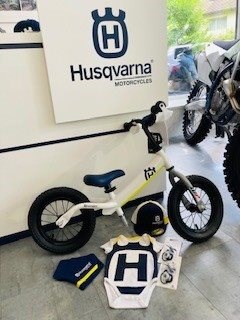 Husqvarna Kids! 
Original Husqvarna Bekleidung nicht nur für Erwachsene, sondern auch für Kinder und Babys erhältlich bei Motobike KTM in Bre ... Weiter >>