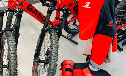 E-bikes + dazupassende Bekleidung bei KTM Motobike Bregenz!