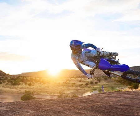 Die neue YZ450F: Leichter, schlanker, schnittiger, schneller Die neue YZ450F: Leichter, schlanker, schnittiger, schneller