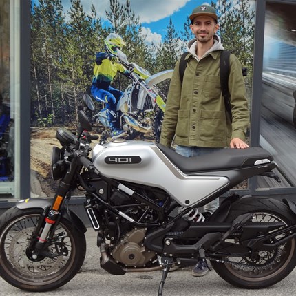 Manchmal braucht es eine ganze Tankfüllung, um klar denken zu können.  
Florian kann diesen Spruch mit seiner neuen Husqvarna Vitpilen 401 in die Tat umsetzen! Wir wünschen viel Spaß und viele sch ... Weiter >>