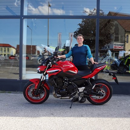  Motorradfahren ist viel zu schön, um es allein den Männern zu überlassen.  
Verena mischt sich mit ihrer neuen Kawasaki Z 650 50th Anniversary unter die Biker! Wir wünschen viel Spaß und viele schöne  ... Weiter >>