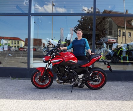 Motorradfahren ist viel zu schön, um es allein den Männern zu überlassen.   Motorradfahren ist viel zu schön, um es allein den Männern zu überlassen.