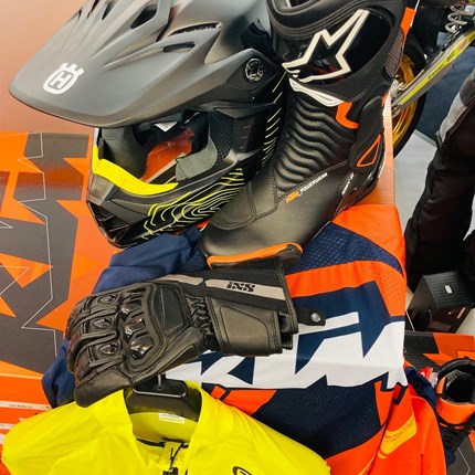 SALE! SALE! SALE! Ausverkauf auf Bekleidung, Stiefel, Helme bei Motobike Bregenz!