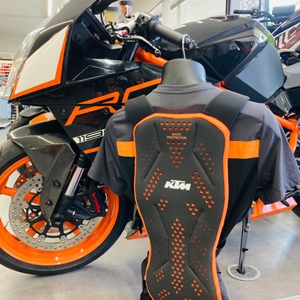KTM Rückenprotektoren NEU eingetroffen! Anatomisch geformter, extrem leichter Rückenprotektor!