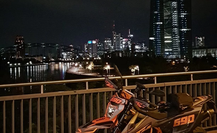 KTM SMC-R mit Sonderdekor  Bild 3: KTM SMC-R mit Sonderdekor