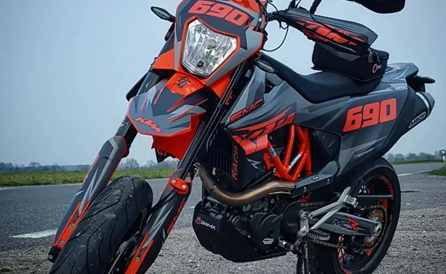 KTM SMC-R mit Sonderdekor  Bild 2: KTM SMC-R mit Sonderdekor