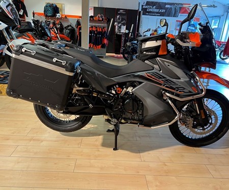 Frisch eingetroffen: KTM 890 Adventure 2021, wenig Kilometer, viel Zubehör
