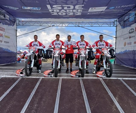 Silbermedaillen für WALZER SIXDAYS TEAM AUSTRIA Trophy und Junioren Team beim Six Days Enduro in Frankreich! Silbermedaillen für WALZER SIXDAYS TEAM AUSTRIA Trophy und Junioren Team beim Six Days Enduro in Frankreich!