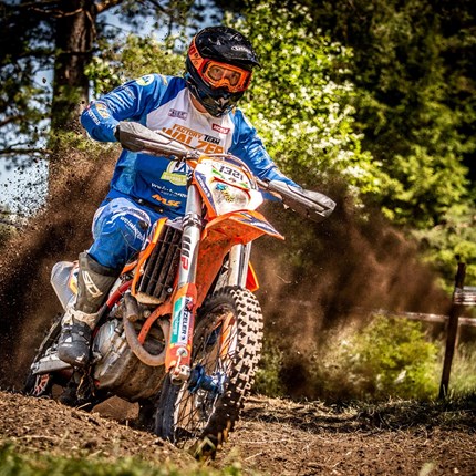 Packendes Racing beim DIMOCO Aspang Race 2022 
Packendes Racing beim DIMOCO Aspang Race 2022
Walter Feichtinger behält die Führung in der Enduro Open ÖM Gesamtwertung!
B ... Weiter >>