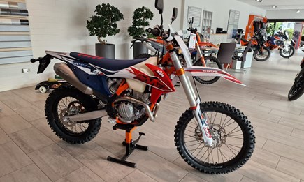 Die KTM 350 EXC-F SIX DAYS steht für euch bereit!