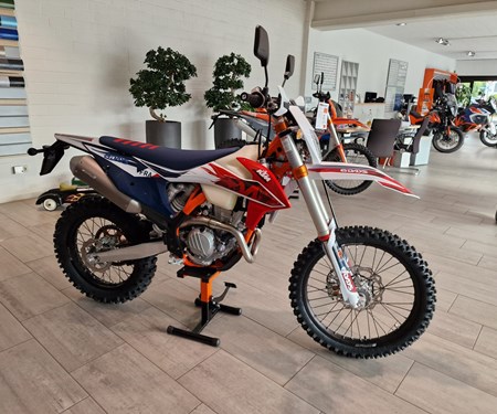 Die KTM 350 EXC-F SIX DAYS steht für euch bereit!