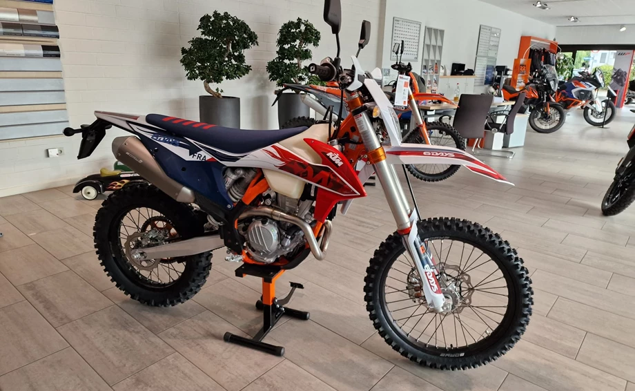 Die KTM 350 EXC-F SIX DAYS steht für euch bereit! Bild 1: Die KTM 350 EXC-F SIX DAYS steht für euch bereit!