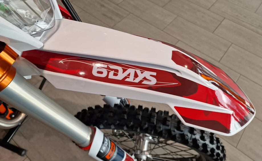 Die KTM 350 EXC-F SIX DAYS steht für euch bereit! Bild 3: Die KTM 350 EXC-F SIX DAYS steht für euch bereit!