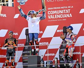 Suzuki fährt im vorläufig letzten MotoGP aufs Podium: Alex Rins holt in Valencia den 1. Platz und sorgt für einen würdigen Abs ... Weiter >>